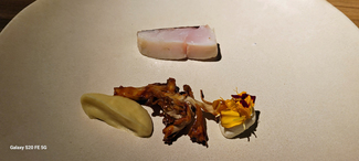 Corvina   salvaje a la brasa, mantequilla tostada,, apionabo y maitake marinado.