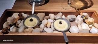 Esferificacion de patata, pil pil con caviar yHueso de raya a la "meunière" con alga nori y alcaparras.