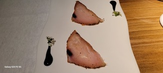 Bonito   ahumado en caliente, galleta y praliné de almendras, alioli de ajo tostado.