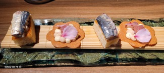 Brioche , paté de pescado azul     y sardina ahumada en frio y galleta y praliné de almendras