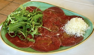 Carpaccio de solomillo con virutas de parmesano