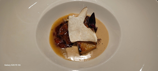 Seta de cardo glaseada con emulsion de tuétano de ternera, algarroba y oxalis morado.