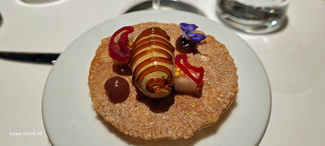 Cremoso de pollo con piel crujiente, caqui, mostaza encurtida y ponzu.