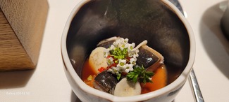 Royal de raiz de perifollo ahumado con anguila braseada, su reduccion y tobiko