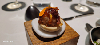 "Bombon" de rabito de cerdo con macaron de dashi, ajo negro y nabo daikon encurtido..