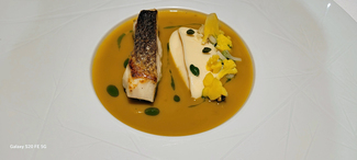 Lubina salvaje a la brasa con emulsión de Café Peris, texturas de coliflor "noisette" y yuzu.