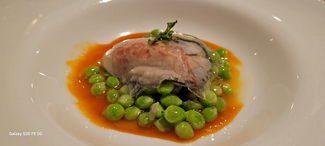 Ostra a la brasa con guisantes y adobo