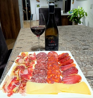 Con el surtido de queso curado🧀 de oveja🐑, embutidos y jamón ibéricos🐷