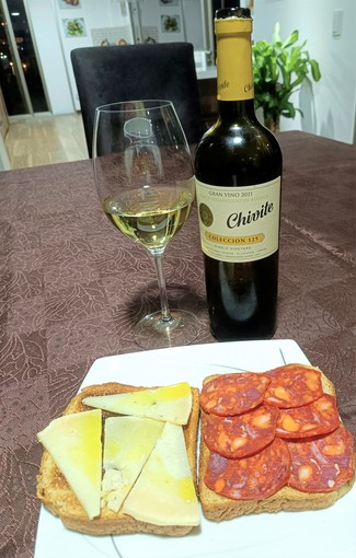 Con unas tostas de chorizo ibérico y queso curado de oveja en aceite de oliva.