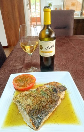 Con un salmón canadiense al hinojo en salsa de piña y jengibre.