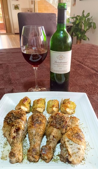 Con unos muslitos de pollo a la salvia con alcachofas.