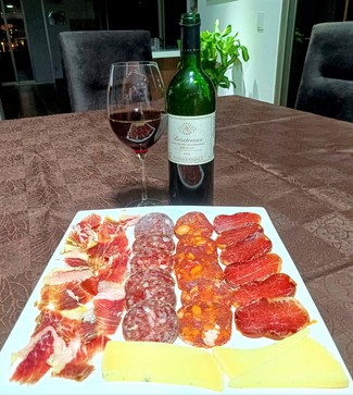 Con el surtido de queso curado manchego, embutidos y jamón ibéricos.