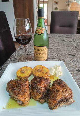 Con unos contramuslos de pollo amarillo en masala con papas y all-i-oli.