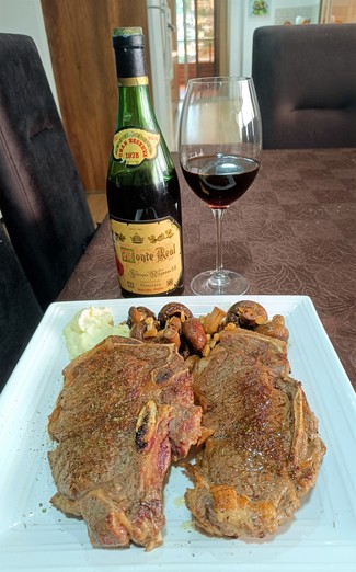 Con dos Ribeyes a la salvia con portobellos y all-i-oli.