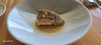 Rape negro y salsa de mariscos