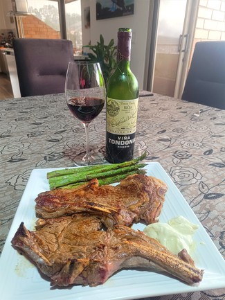 Con dos Ribeyes con trigueros y all-i-oli.