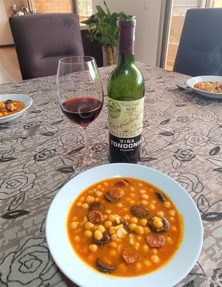 Con unos garbanzos con chorizo y morcilla.