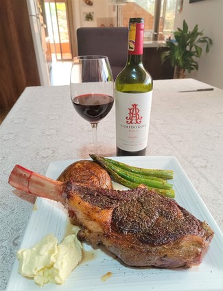 Con un Tomahawk al tomillo, con portobellos, trigueros y all-i-oli.