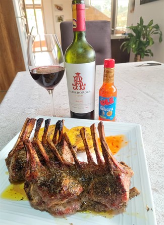 Con un rack de costillas de ternero al horno con papas y ají de maracuyá