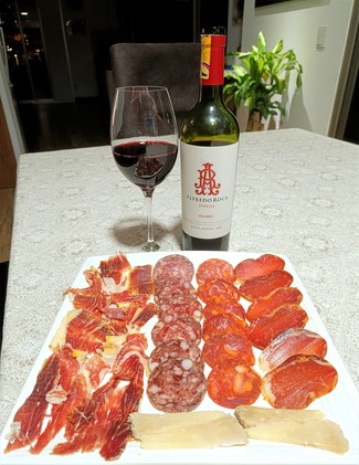 Con nuestro surtido de queso curado de oveja, embutidos y jamón ibéricos.