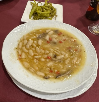 Alubias con hongos y piparras