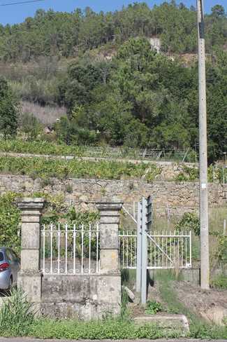 Entrada a la parcela, amurallada tal clos francés