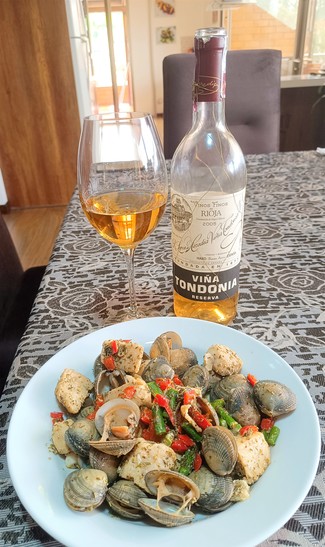 Con un salteado de wahoo con almejas