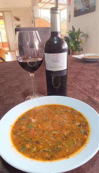 Con unos ricos frijolitos con verduritas.