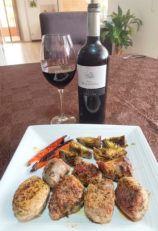 Con unos solomillitos de cerdo en masala con pimiento y alcachofas.
