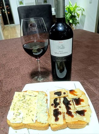 Con unas tostas de brie al orégano y de Parmesano Reggiano con aceto balsámico di Módena