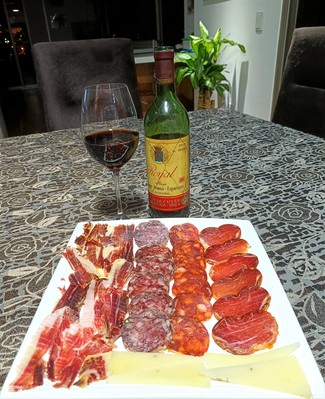Con nuestro surtido de queso trufado de oveja, embutidos y jamón ibéricos.