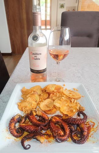 Con un pulpo a la plancha con pimentón y unas papas con ajitos.