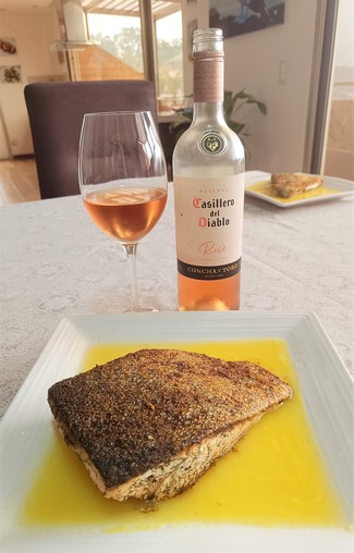 Con un lomo de salmón canadiense sobre una salsa de piña y jengibre.