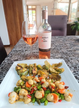 Con un fabuloso salteado de vieiras con alcachofas.