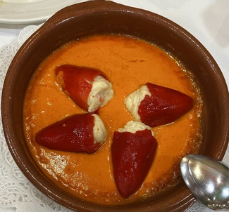 Pimientos del piquillo rellenos de bonito y gambas