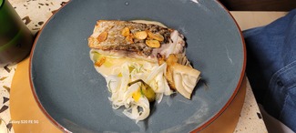 Lubina (Pescado de lonja del día) a la brasa con vinagreta de ajos, bulbo de hinojo asado, encurtido y crudo con piparras