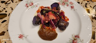 Pulpo a la brasa con salsa romesco con pimientos a la brasa, patatas y endivias