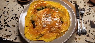 Tortilla Sacha de carpaccio de gamba roja y jugo de su cabeza y piparras