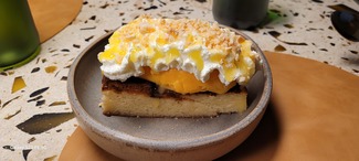 Tarta al whisky con helado de yema de huevo