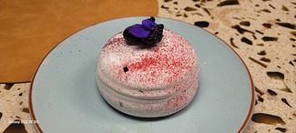 Pavlova de frutos rojos con curd de limón y helado de cereza y lima
