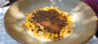 Cap i pota" de ternera con garbanzos