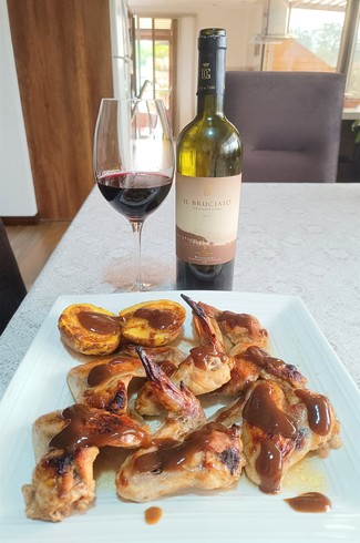 con unas alitas de pollo al horno en salsa BBQ