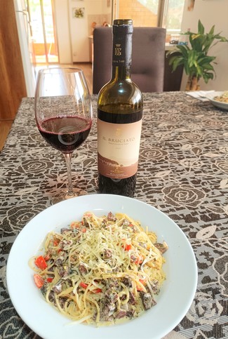 Con unos spaghetinni con pimientos, morcilla y trufa.