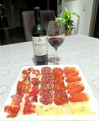 Con nuestro surtido de queso de oveja trufado, embutidos y jamón ibéricos