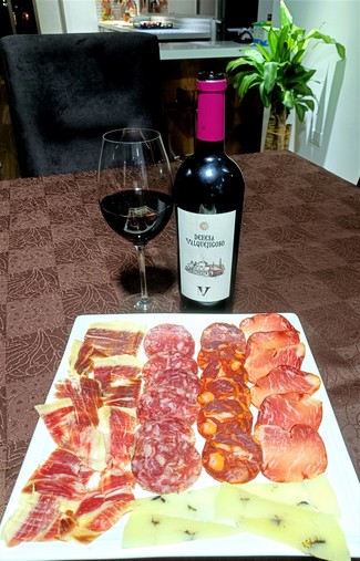 Con nuestro surtido de queso curado de oveja trufado, embutidos y jamón ibéricos