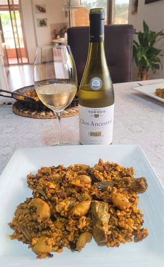 Con un exquisito arroz de chipirones con alcachofas