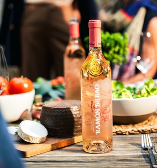 Ramón Bilbao reinventa su rosado con una nueva imagen de un vino más vibrante, fresco y elegante