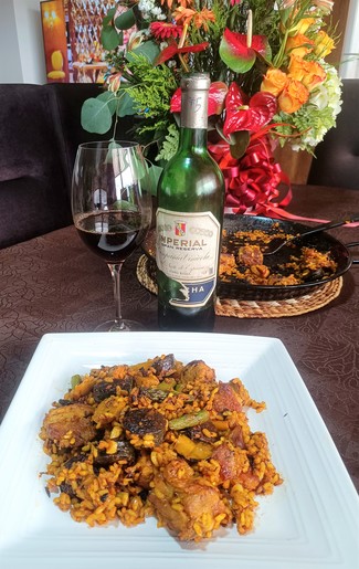 Con un delicioso arrocito de costilla y morcilla.