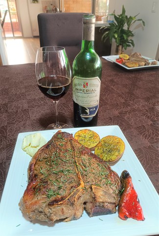 Con un Porterhouse steak de 1 Kg al romero con papas, pimiento y all-i-oli