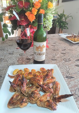 Con unas alitas de pollo BBQ al horno con papas chaucha